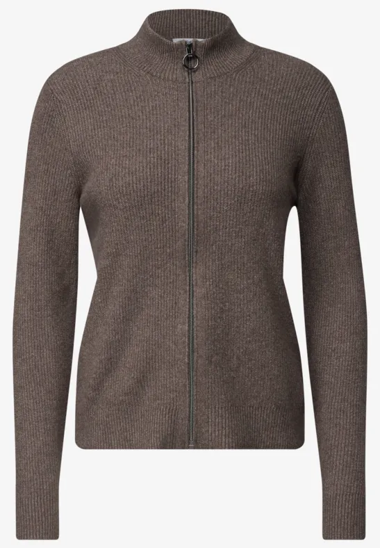 Brauner Strickcardigan mit Reißverschluss, langärmlig und Stehkragen.