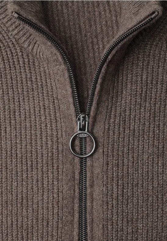 Nahaufnahme eines braungrauen Strickpullovers mit Rippstruktur und einem Reißverschluss mit rundem Zugring.