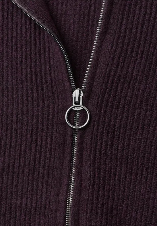 Dunkelvioletter Rippenstrick mit silbernem Reißverschluss und rundem Zipper-Anhänger.