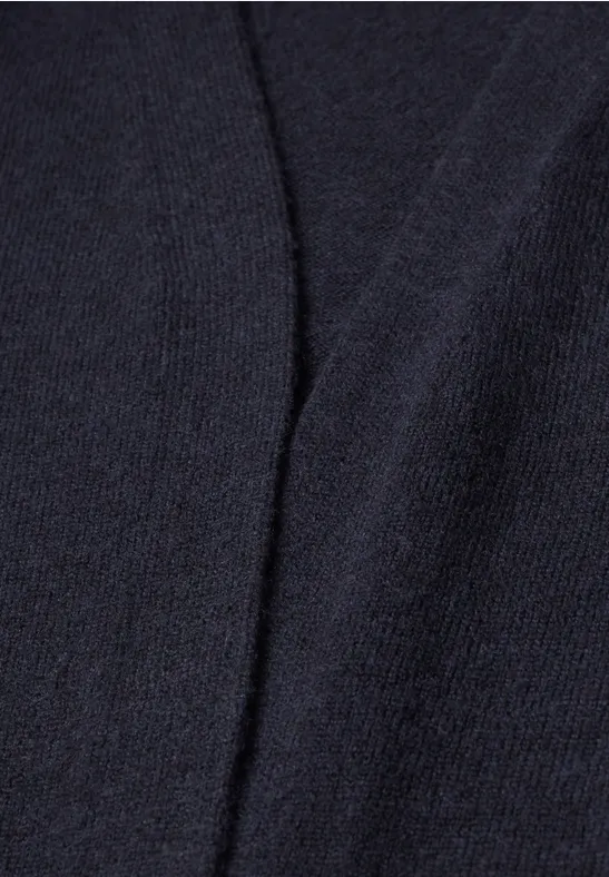 Detailaufnahme eines dunkelblauen Strickstoffs mit sichtbarer Naht.