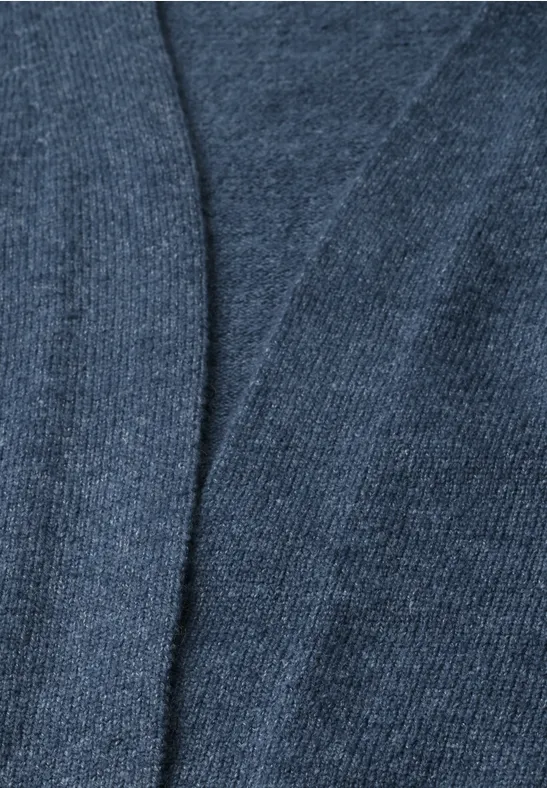 Nahaufnahme eines dunkelblauen, fein gestrickten Stoffs mit weicher Textur.