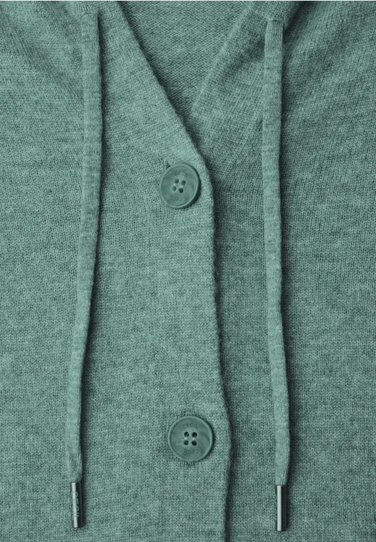 Close-up van een groene gebreide cardigan met knopen en capuchonkoorden.