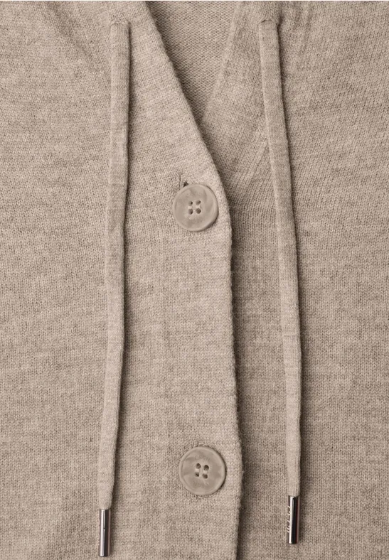 Beige Strickjacke mit Kapuzenkordeln und sichtbaren Knöpfen