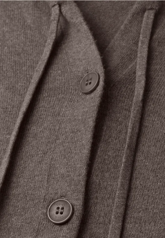 Nahaufnahme einer graubraunen Strickjacke mit Knöpfen und Kordelzug