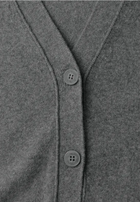 Graue Strickjacke mit V-Ausschnitt und zwei Knöpfen.