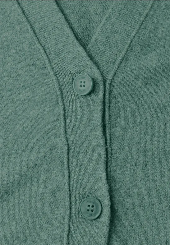 Grüne Strickjacke mit Knöpfen und V-Ausschnitt aus weichem Material.