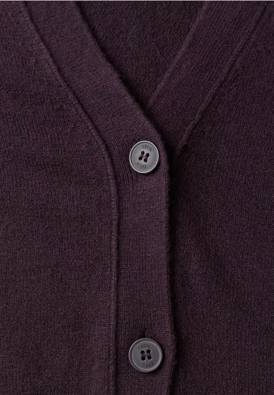 Dunkellila gestrickter Cardigan mit V-Ausschnitt und Knopfleiste, zwei sichtbare Knöpfe