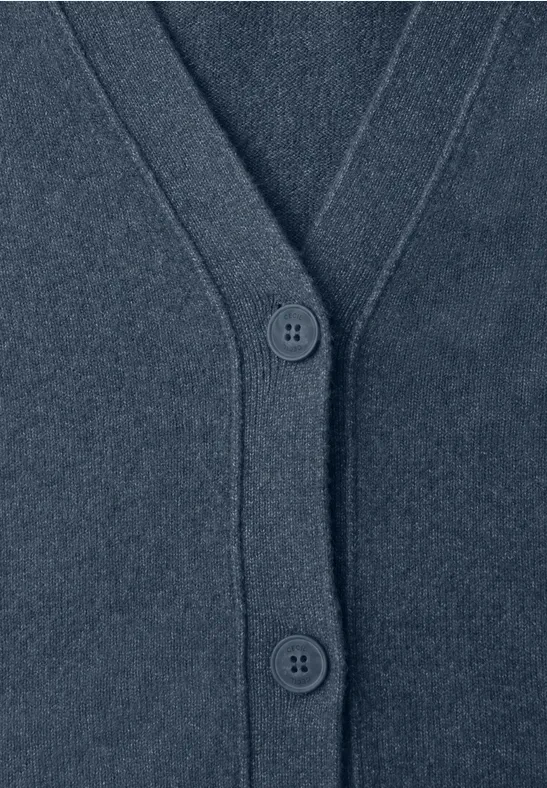 Nahaufnahme eines dunkelblauen Strickcardigans mit V-Ausschnitt und Knopfleiste.