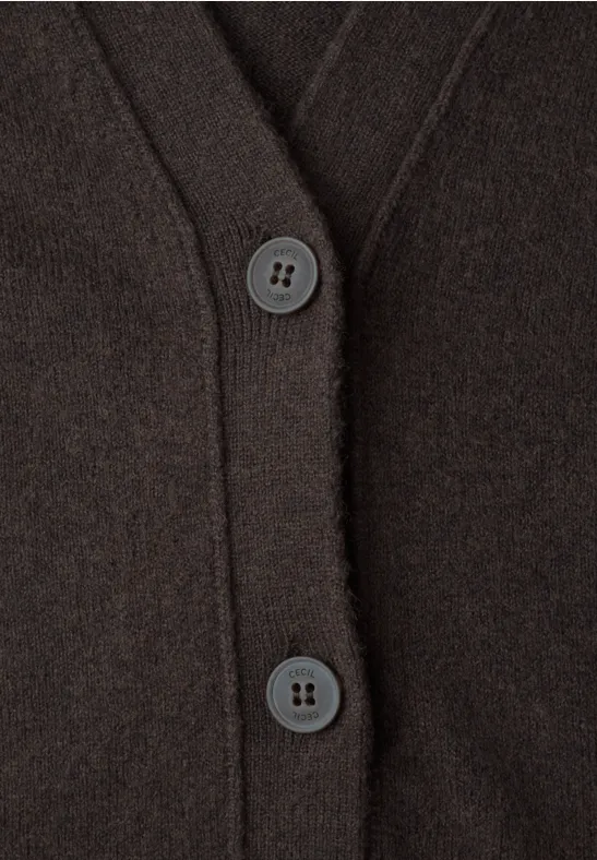 Brauner Strick-Cardigan mit Knöpfen in der Front, Nahaufnahme.
