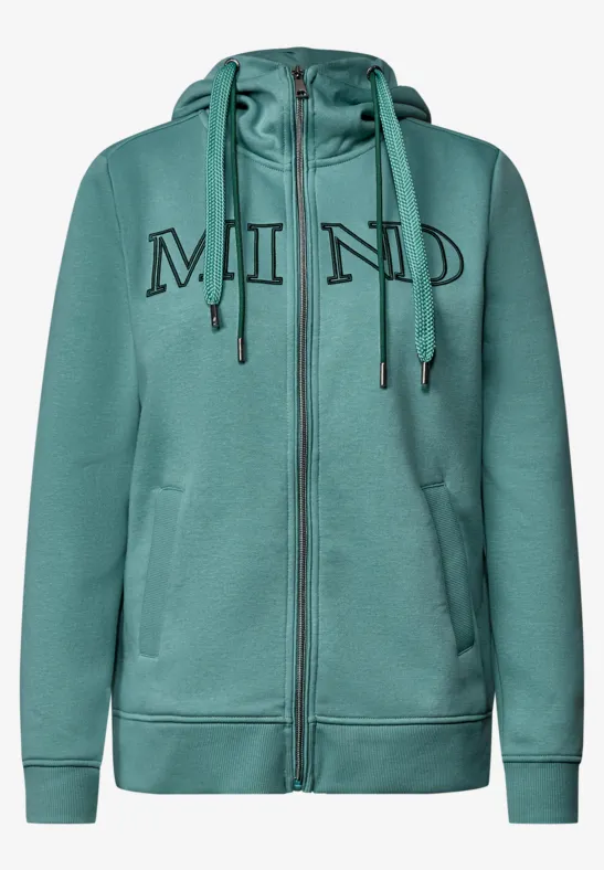 Grüner Kapuzenpullover mit Reißverschluss und 'MIND'-Schriftzug auf der Brust.