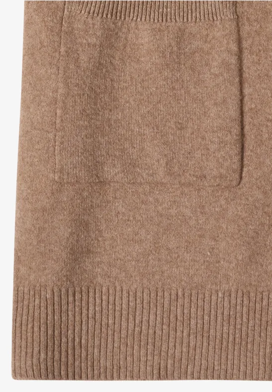 Bruin gebreid gilet met grote opgestikte zak aan de voorkant.