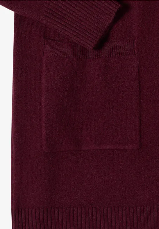 Pull tricoté bordeaux avec poche plaquée et finitions côtelées.