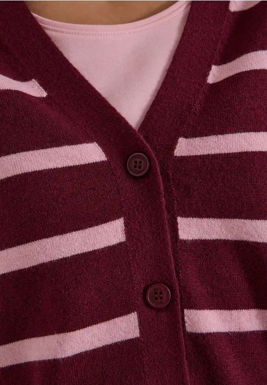 Bordeauxroter Cardigan mit hellrosa Streifen und dunklen Knöpfen, darüber hellrosa Shirt.