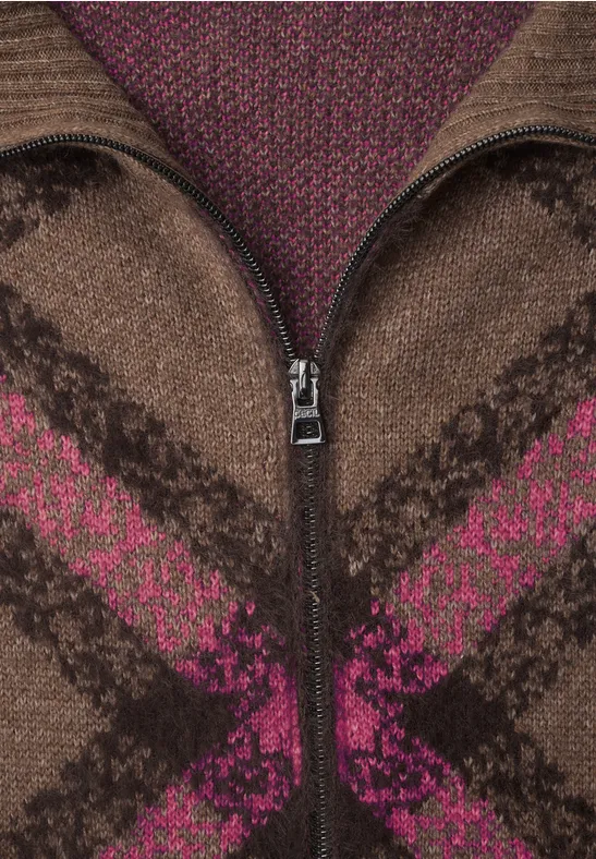 Brauner Strickpullover mit Reißverschluss und pink-braunem Kreuzmuster.