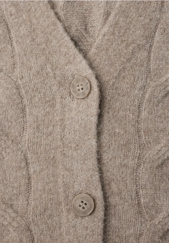 Beiger Strickcardigan mit Zopfmuster und Knöpfen.