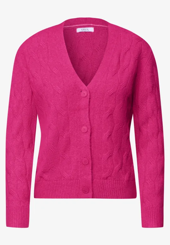 Ein fuchsia-pinker Damen-Strickcardigan mit Zopfstrickmuster, V-Ausschnitt und Knopfleiste.