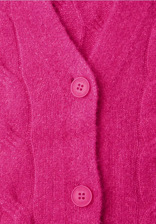 Nahaufnahme eines pinken Strickcardigans mit rosafarbenen Knöpfen
