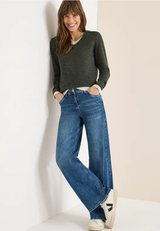 Sweter z dekoltem w szpic null