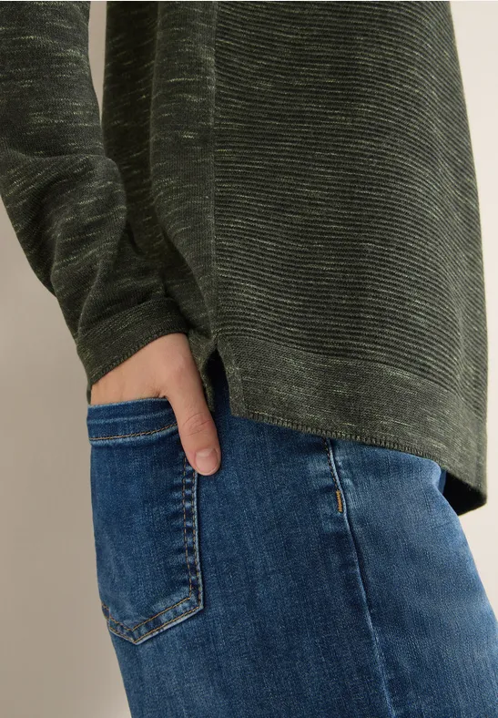 Sweter z dekoltem w szpic null