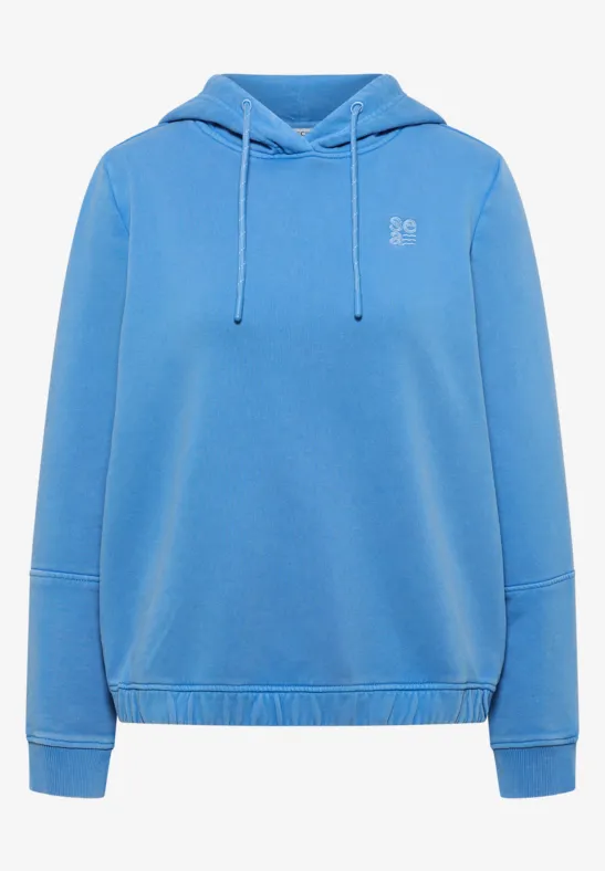 Sweat à capuche bleu clair avec cordons, poches kangourou, logo discret sur la poitrine, coupe décontractée.