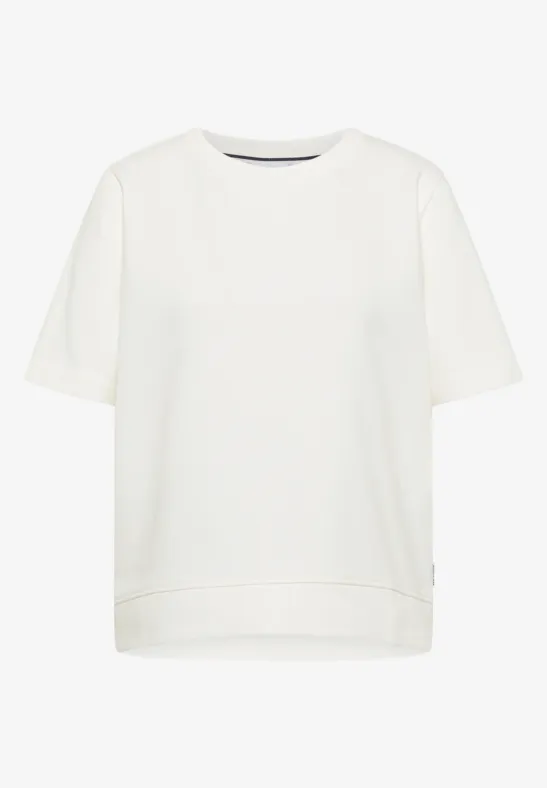 Een eenvoudig wit T-shirt met korte mouwen tegen een witte achtergrond.