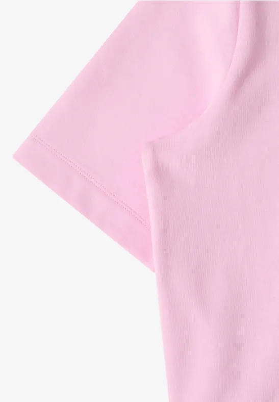 Ausschnitt eines hellrosa T-Shirts mit kurzärmeligem Design und sichtbarer Saumnaht