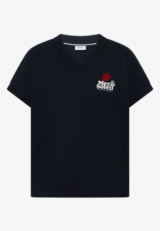 Schwarzes V-Shirt mit kurzem Ärmel und kleinem Rosen-Logo sowie Schriftzug „Mer Soleil“ auf der Brust.
