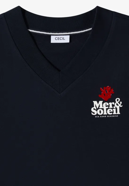 Schwarzes V-Neck-Shirt mit CECIL-Label und ‚Mer & Soleil‘-Print in Weiß und rotem Herzmotiv.
