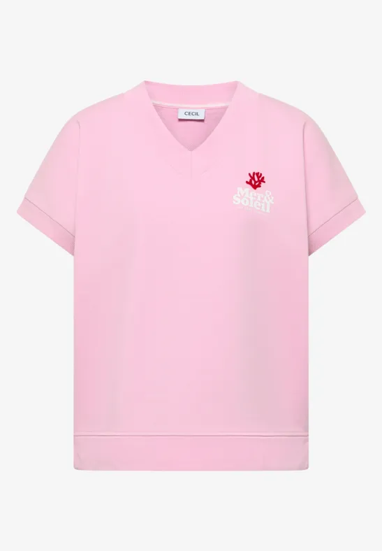 Rosa T-Shirt mit V-Ausschnitt und kleinem Blumenmotiv auf der Brust.