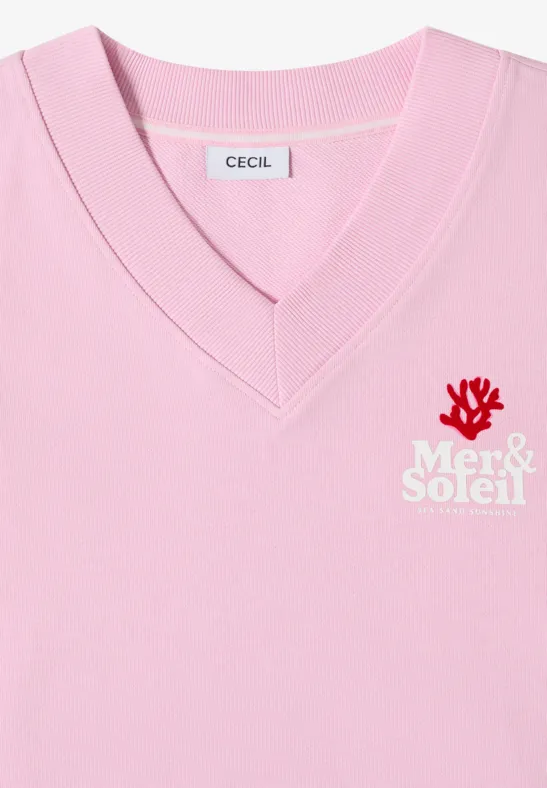 Rosa V-Neck-Shirt mit rotem Sonnen-Symbol und weißem Schriftzug "Mer & Soleil"
