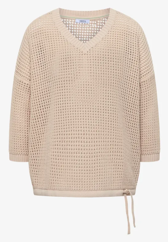 Beige losjes gehaakte trui met V-hals, driekwartmouwen en zijstrikje.