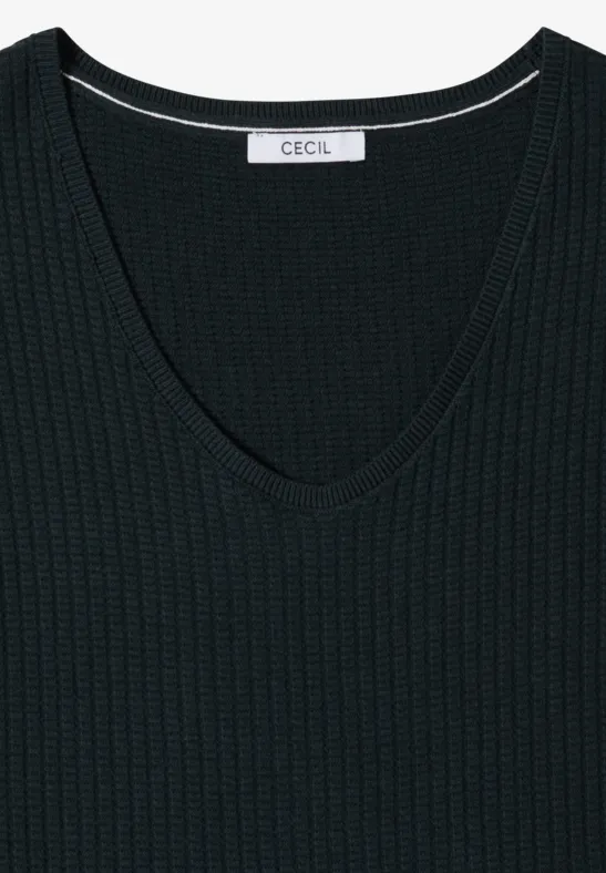 Zwart fijngebreid shirt met V-hals en subtiel merkenlabel bij de hals.