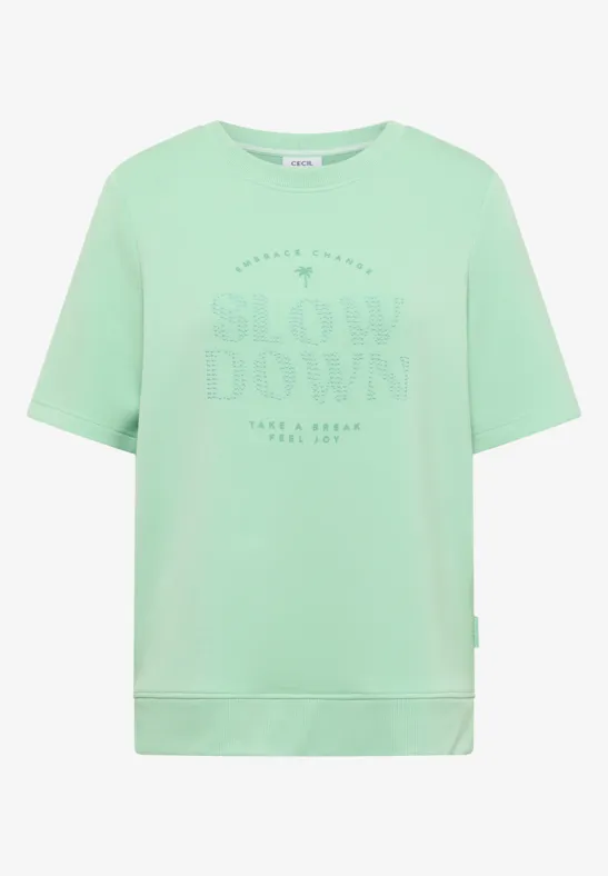 Mintgrünes T-Shirt mit kurzen Ärmeln und weißem 'Slow Down'-Schriftzug auf der Vorderseite.