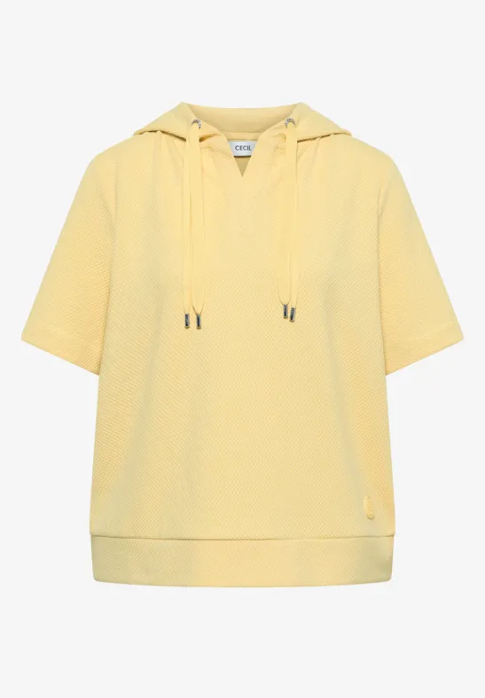 Pastellgelber Kapuzenpullover mit kurzen Ärmeln.