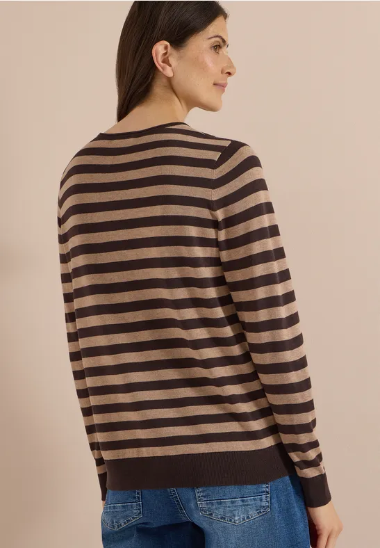Frau von hinten in gestreiftem Pullover mit braun-schwarzen Streifen und Jeans.