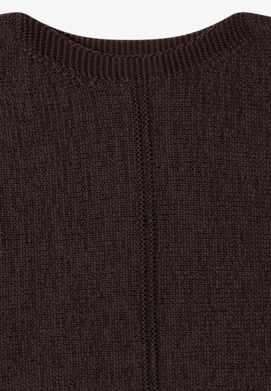 Dunkelbrauner, gestrickter Pullover mit rundem Ausschnitt und feiner Rippenstruktur.