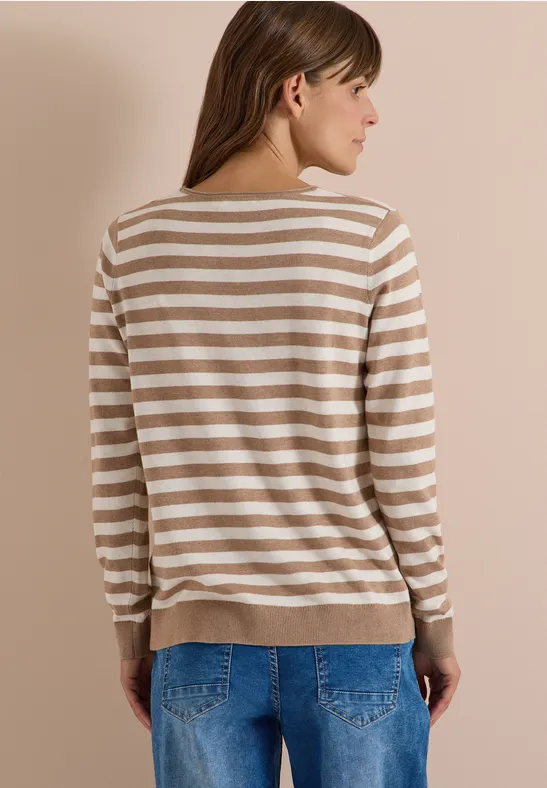 Rückansicht einer Frau in beige-weiß gestreiftem Pullover, braune Haare, neutraler Hintergrund.