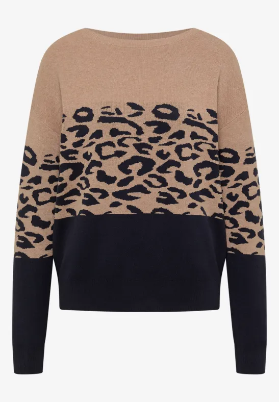 Beiger Pullover mit schwarzem Leopardenmuster in der Mitte und schwarzen Abschlüssen an Ärmeln und Saum.