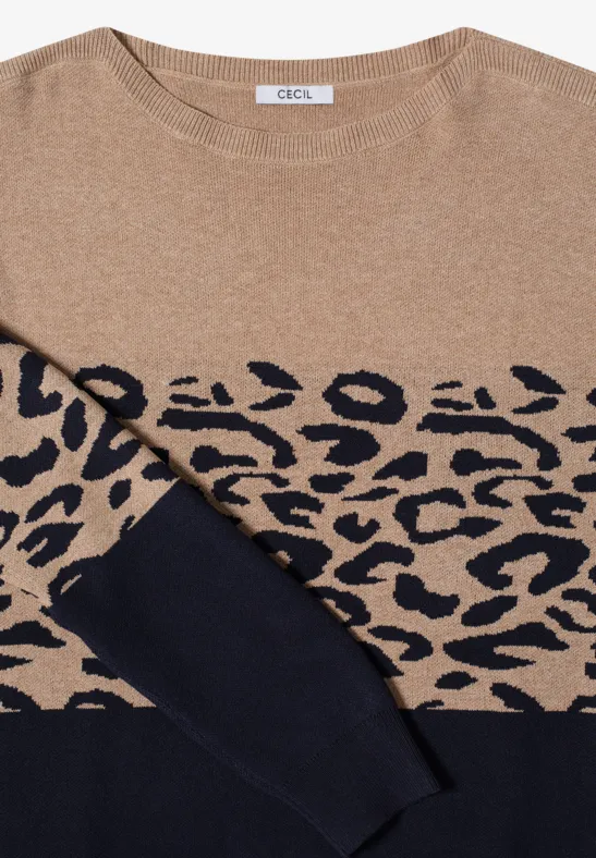 Beiger Pullover mit Leopardenmuster auf Brust und Ärmeln, unterer Teil schwarz.