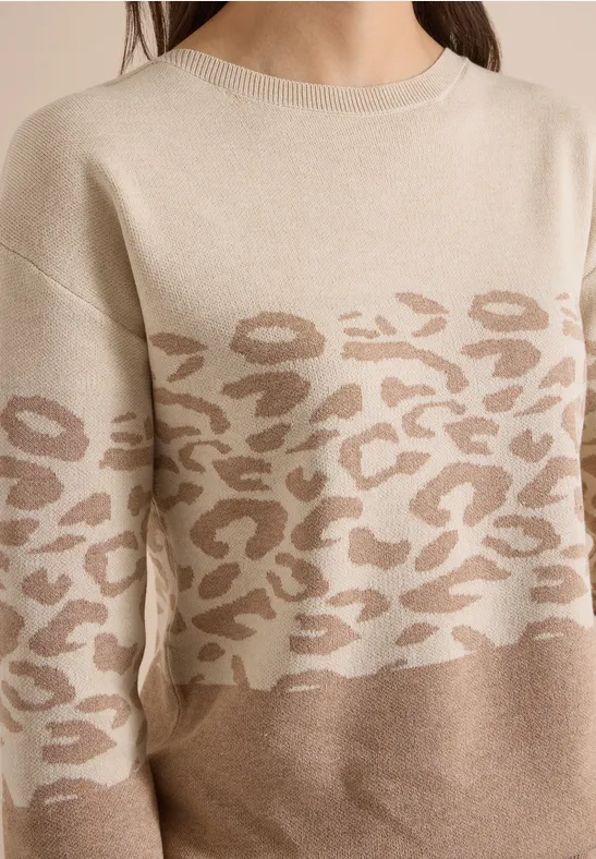 Beiger Pullover mit Leopardenmuster, weicher Strick, lässiger Schnitt.