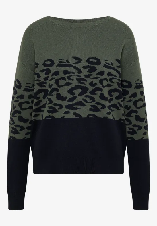 Lockerer Pullover in Olivgrün und Schwarz, mit Leopardenmuster auf dem Oberteil und geripptem Abschluss.