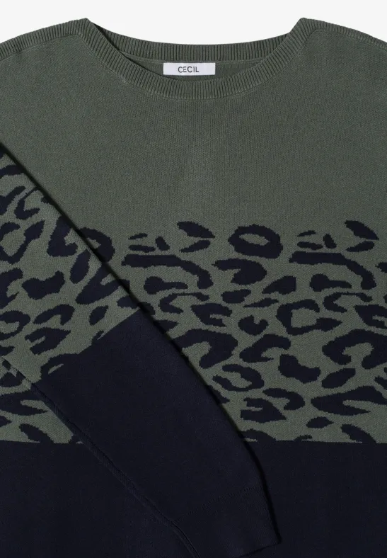 Grüner Pullover mit schwarz-grünem Animalprint und langen Ärmeln.