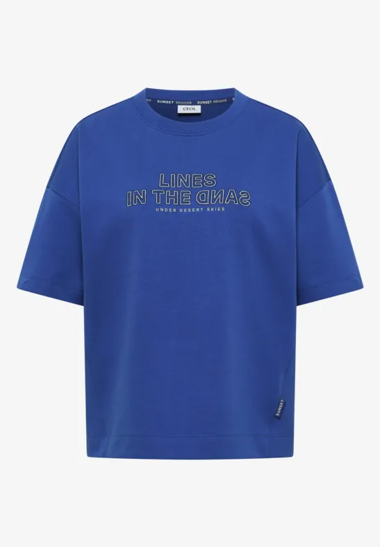 Prosty fason, królewsko niebieski t-shirt z srebrnym napisem 'LINES IN THE CHAOS'.