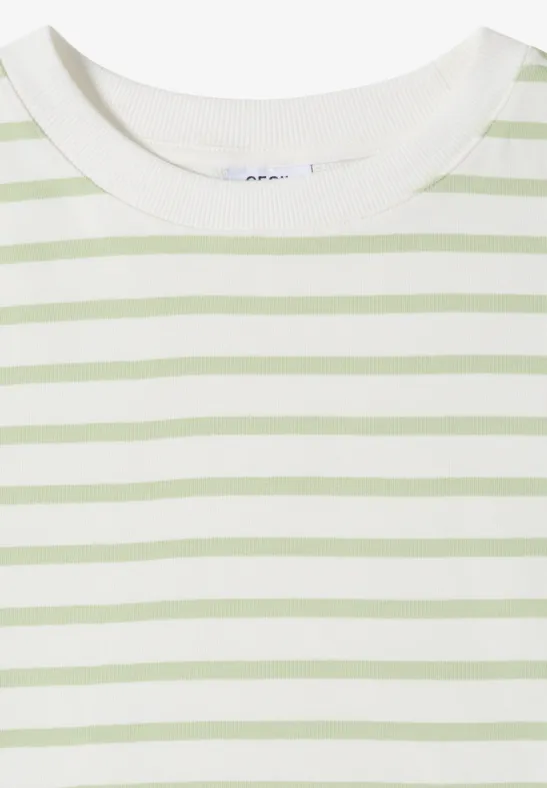 Weißes T-Shirt mit hellgrünen, horizontalen Streifen.