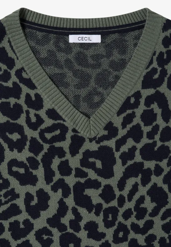 Grüner V-Ausschnitt-Pullover mit schwarzem Leopardenmuster und CECIL-Label.