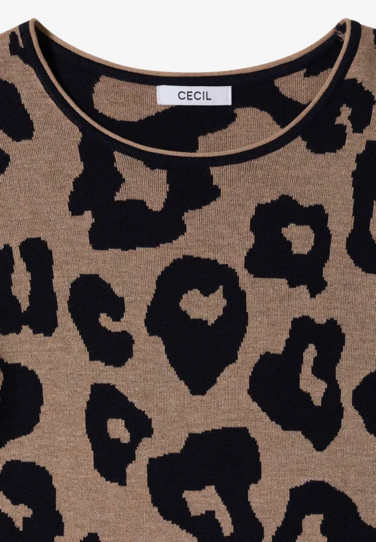 Beige trui met zwarte luipaardprint en ronde hals.
