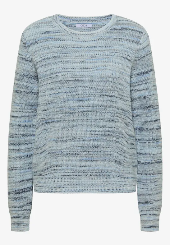 Un pull en tricot léger bleu clair chiné à col rond et manches longues.