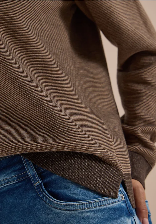 Buste vêtu d’un sweat marron et d’un jean bleu