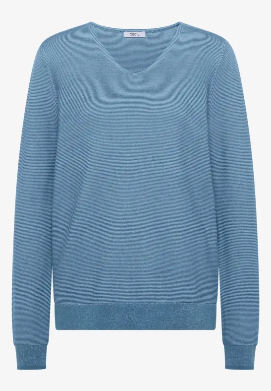 Pull bleu clair à manches longues et col rond en tissu doux.