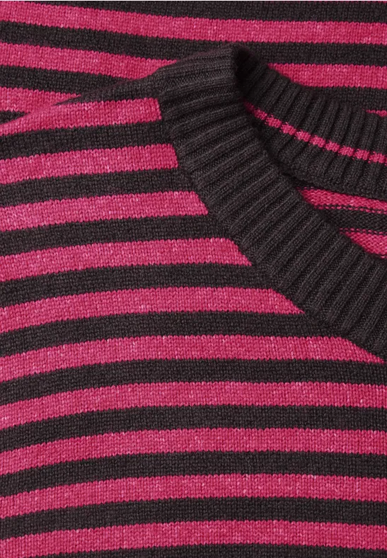 Close-up van een gestreepte trui in roze en zwart met geribde hals.